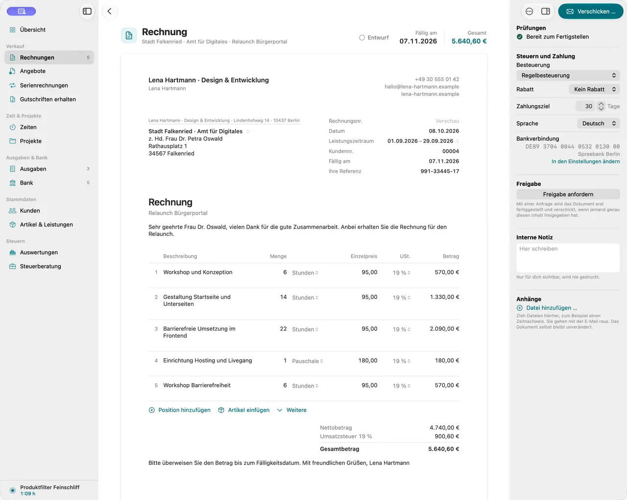 Eine neue Rechnungsposition wird getippt: Titel, Menge und Preis, die Summen rechnen live mit.